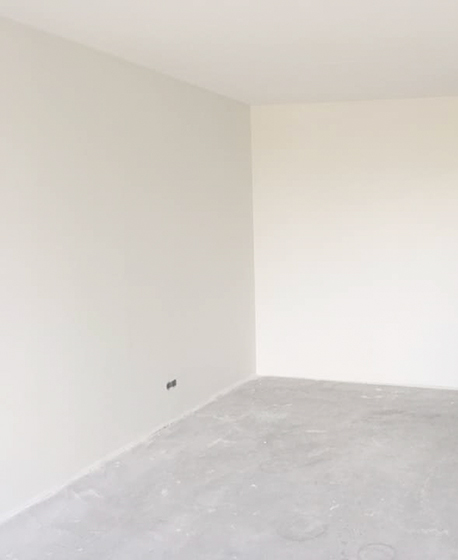 slaapkamer die met renovlies beplakt is